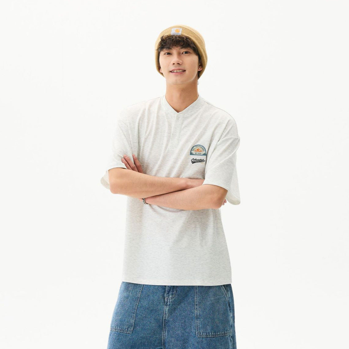 【P-T1118】日系復古徽章刺繡亨利領T恤（男女同款）